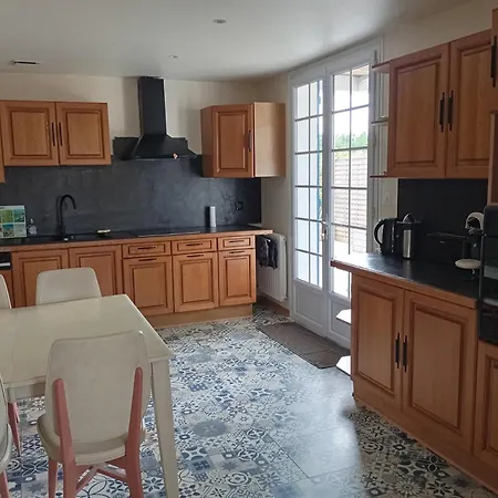 Hébergement de vacances Maison Avec Piscine Privée, Proche Avrillé